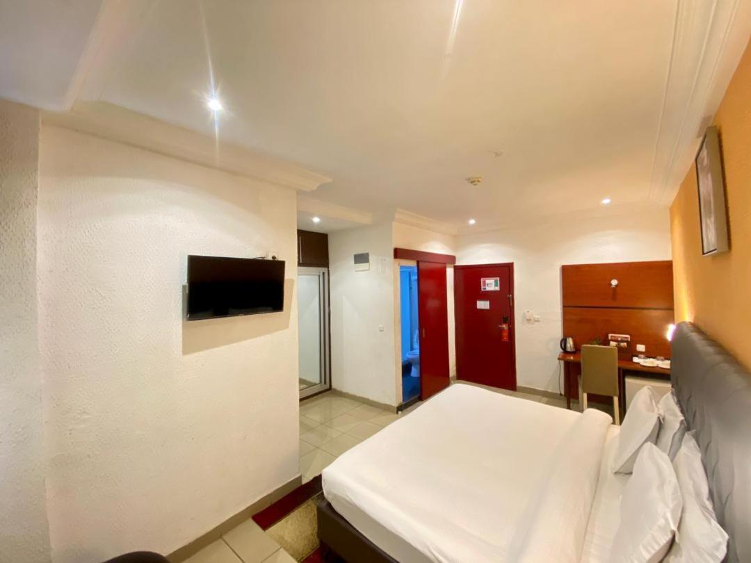 Fini Hotel Bobende ลิมเบ ภายนอก รูปภาพ