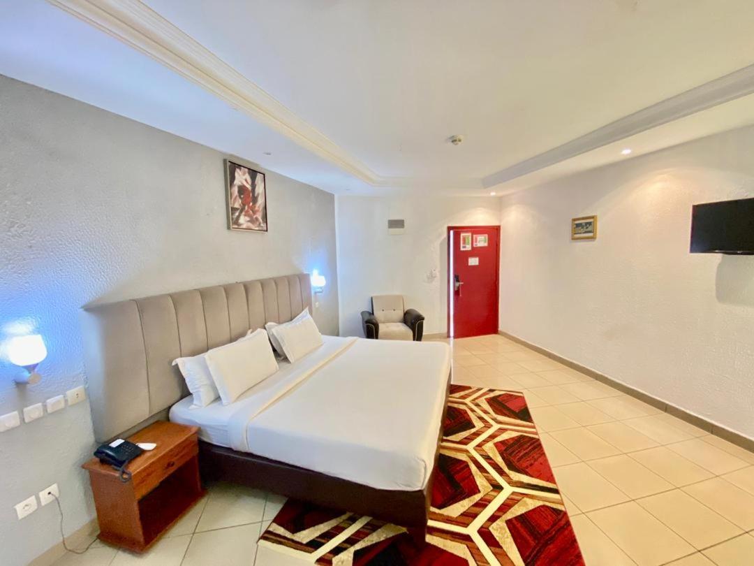 Fini Hotel Bobende ลิมเบ ภายนอก รูปภาพ